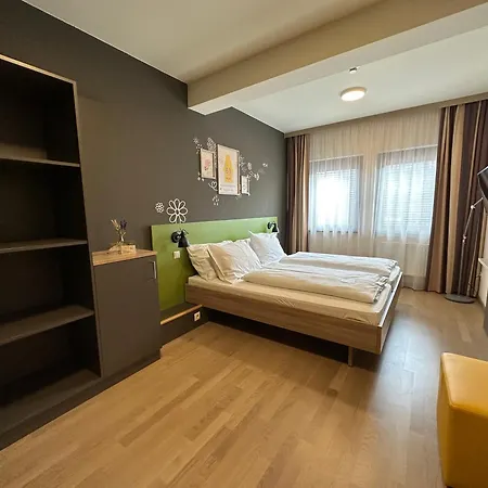 Jufa Sued - Self Check-in 3* Graz
